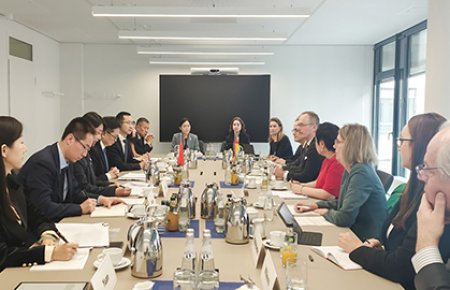 Chinese vice commerce minister meets with German officials, urges resolving differences via dialogue: MOFCOM